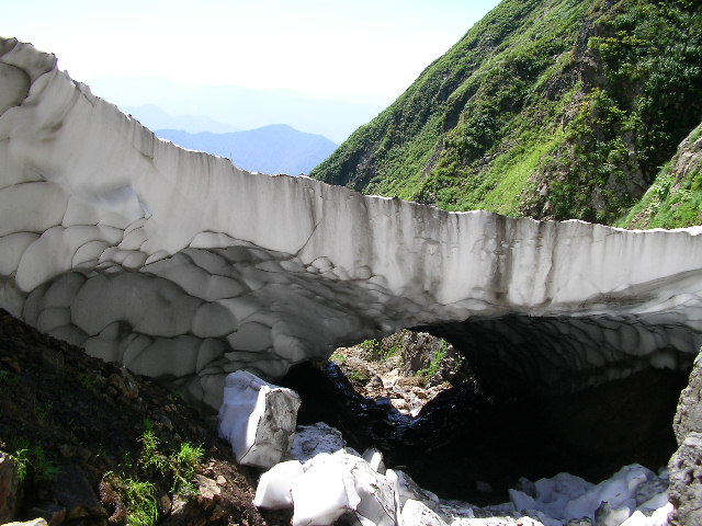 雪渓のトンネル