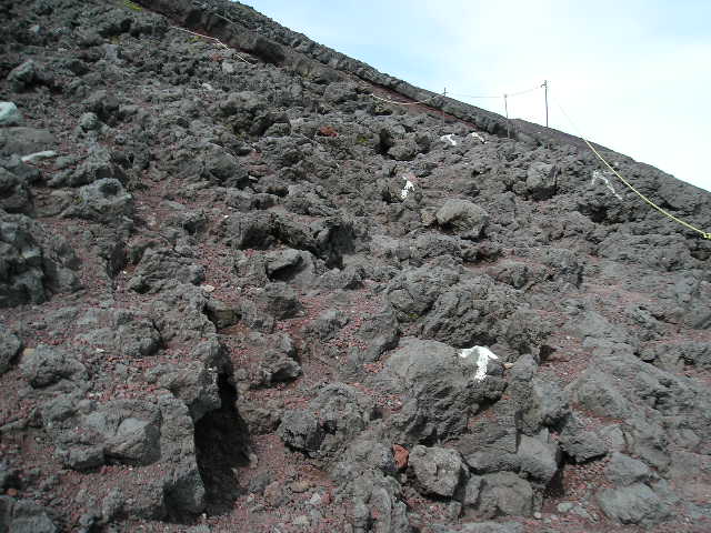 溶岩の山道