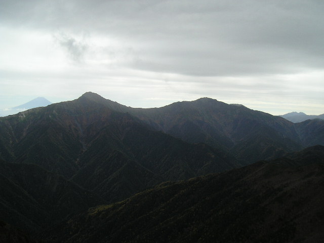北岳　左奥に富士山